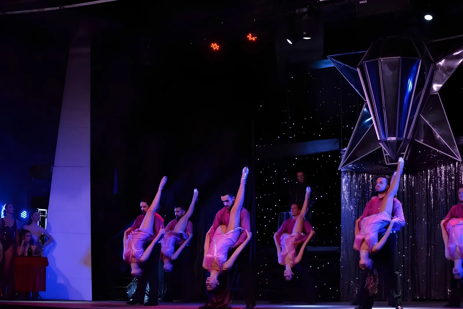 Acróbatas colgadas cabeza abajo en una coreografía aérea