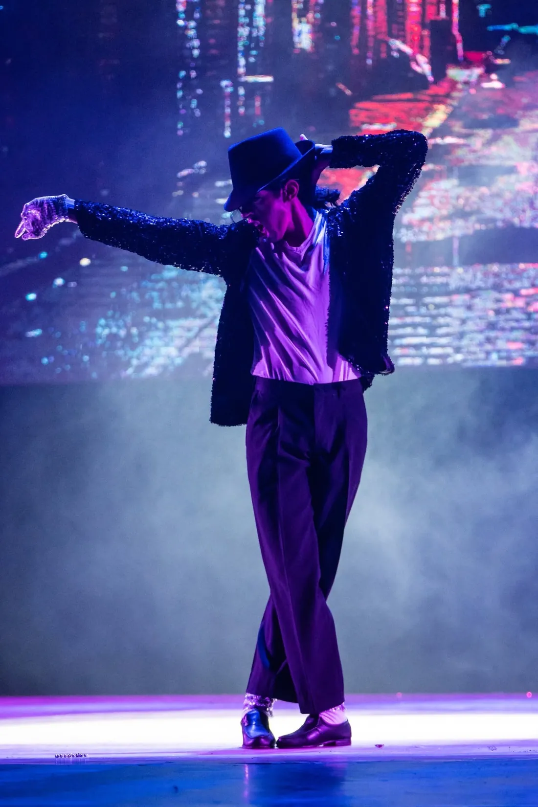 Bailarín con sombrero y chaqueta de lentejuelas en homenaje a Michael Jackson