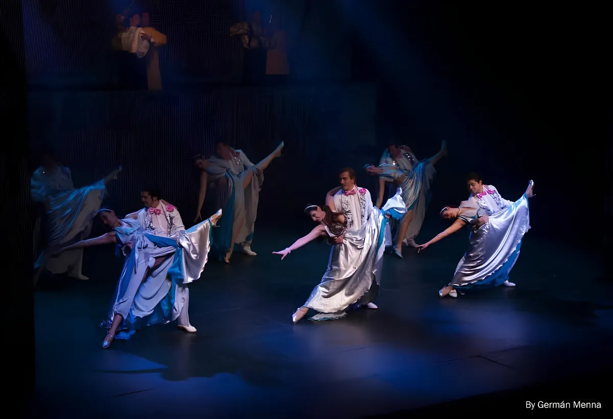 Bailarines con vestuario blanco y celeste en escena