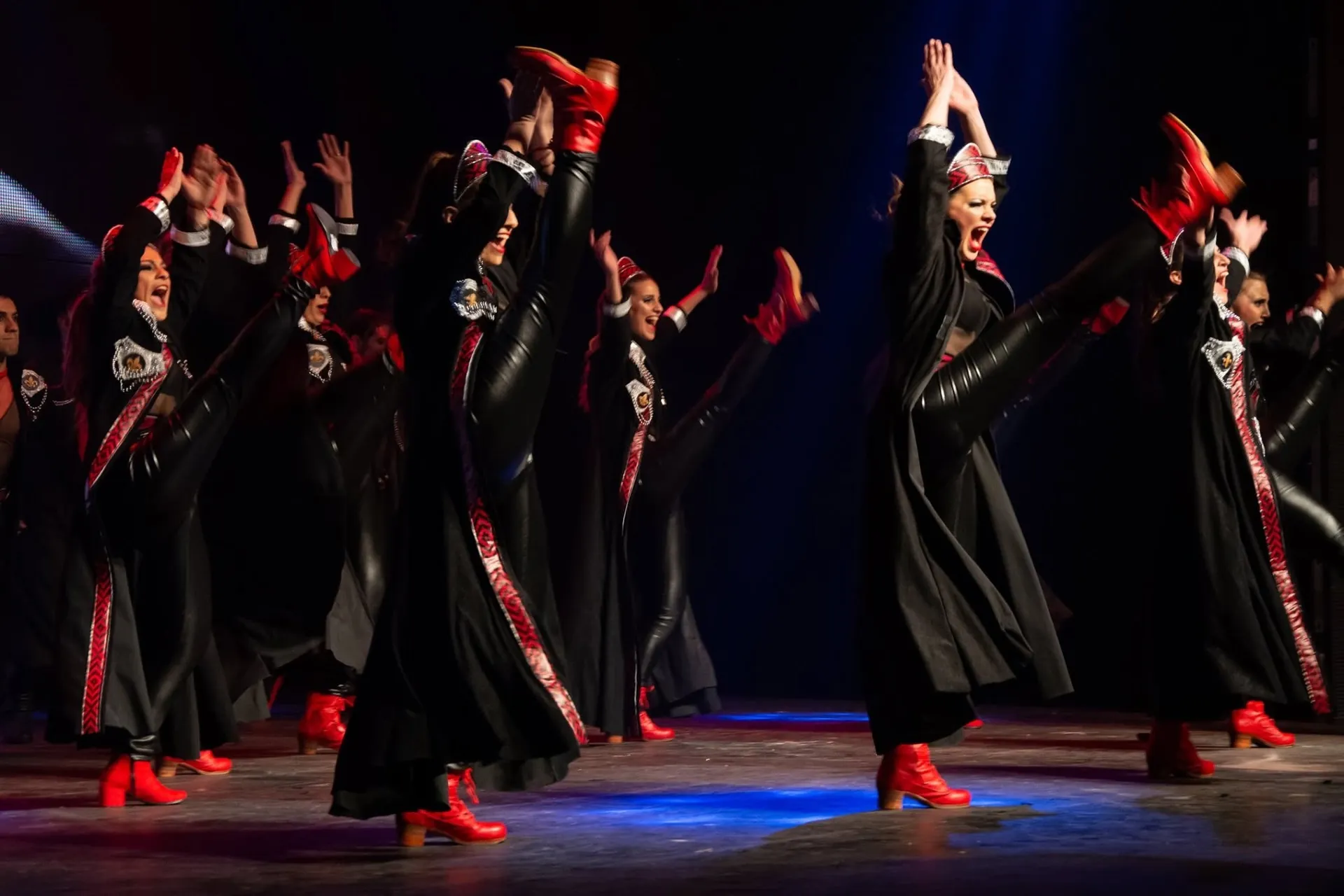 Bailarinas levantando la pierna en una coreografía enérgica